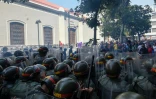 Echauffourées entre partisans du gouvernement vénézuélien et les forces de l'ordre, le 27 octobre 2016 devant l'Assemblée nationale à Caracas