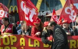 Le secrétaire général de la CGT Philippe Martinez au milieu des salariés de McDonald de Disney Village le 14 avril 2016 à  Marne-la-Vallée