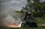 Des soldats ukrainiens tirent des roquettes MLRS sur les positions russes sur la ligne de front, dans la région du Donbass, le 7 juin 2022
