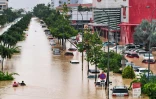 Des personnes traversent une rue inondée de Nha Trang au Vietnam le 20 novembre 2025