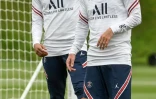 Les joueurs du Paris Saint-Germain, le Brésilien Neymar (gauche) et l'Argentin Lionel Messi prennant par à un entraînement le 19 août 2021 au Camp des Loges à Saint-Germain-en-Laye
