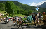Le maillot blanc Remco Evenepoel en difficulté dans le col des Bordères, lors de la 12e étape du Tour de France, le 17 juillet 2025 en direction de Hautacam