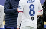 L'entraîneur de Chelsea Frank Lampard félicite le buteur du jour Ross Barkley sur le terrain de Leicester, le 28 juin 2020