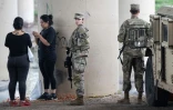 Des militaires américains et des migrants sous un pont à la frontière entre les Etats-Unis et le Mexique, à Eagle Pass, Texas, le 10 mai 2023