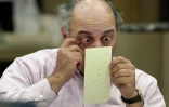 Un responsable du comté de Broward, en Floride, inspecte un bulletin de vote lors du dépouillement hautement controversé de la présidentielle américaine, le 24 novembre 2000
