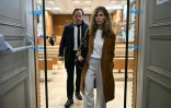 Alexandre Martin (g) et Emmanuelle Franck (d), avocats de l'accusé Cédric Jubillar, quittent le palais de justice d'Albi, le 22 septembre 2025
