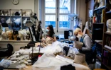 Des employées travaillent sur les costumes du ballet "Le Rouge et le Noir" du chorégraphe français Pierre Lacotte dans l'atelier de couture de l'Opéra de Paris, le 2 avril 2021