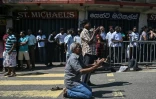 Des gens prient devant l'église Saint-Antoine, à Colombo, le 22 avril 2019, au lendemain d'une série d'explosions meurtrières 
