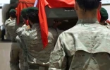 Les cercueils des deux militaires recouverts du drapeaux français sont portés par leurs camarades lors d'une cérémonie à leur camp de base dans le nord du Burkina Faso, capture d'écran d'une vidéo diffusée par l'armée française, le 13 mai 2019