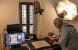 Shaimaa Al-Budeiri, responsable des archives numériques, est dans son bureau dans la bibliothèque Khalidi à Jérusalem-Est, le 20 juin 2023