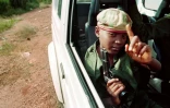 Un enfant armé dans une voiture de la rébellion tutsi du Front patriotique rwandais (FPR), patrouillant dans les rues de Kigali, le 9 juin 1994