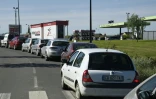 File d'attente d'automobilistes à une station service le 24 mai 2016 à Combourg