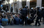Les forces de l'ordre catalanes dispersent des étudiants bloquant une rue à Barcelone pour protester contre le procès des dirigeants indépendantistes, le 12 février 2019