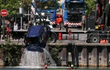 Des équipes de remorquage sortent une voiture de la Seine après qu'un bus transportant des passagers l'ait percutée, les deux véhicules tombant dans le fleuve, à Juvisy-sur-Orge, le 30 avril 2026 dans l'Essonne