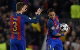 L'Espagnol Gérard Piqué avec le Brésilien Neymar au Camp Nou à Barcelone, le 8 mars 2017