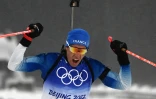 La joie du Français Quentin Fillon-Maillet, champion olympique de la poursuite aux Jeux de Pékin, le 13 février 2022 au centre national de biathlon de Zhangjiakou