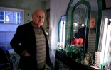Bob Borzello, propriétaire de la vitrine au 43 Camden Passage, chez lui à Londres, le 20 décembre 2024