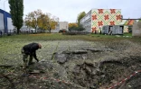 Cratère laissé par une frappe russe près d'une école à Kiev, le 19 octobre 2026