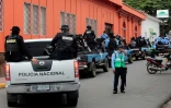 Des policiers devant l'évêché de Matagalpa, où l'évêque Mgr Rolando Alvarez est empêché de sortir, le 4 août 2022 au Nicaragua