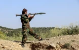 Un membre des forces de sécurité talibanes armé d'un lance-roquettes dans la province de Khost , près de la frontière entre l'Afghanistan et le Pakistan, après des affrontements qui ont coûté la vie à 58 soldats pakistanais, selon Kaboul, le 12 octobre 2025