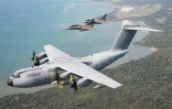Un Airbus A400M français ravitaille en vol deux chasseurs Rafale B au-dessus de l'Indonésie le 22 septembre 2026 lors de la mission Pégase 26