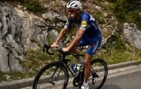 Le Belge Philippe Gilbert remonte la selle après sa chute dans le Col du Portillon lors de la 16e étape du Tour de France, le 24 juillet 2018