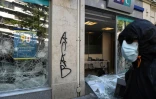 La façade d'une succursale du CIC endommagée en marge du défilé du 1er mai à Paris   