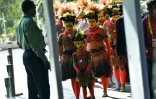 Des Papouasiens en costume traditionnel passent à travers un portique de sécurité devant le Parlement à Port Moresby, le 16 novembre 2018