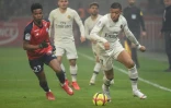 L'attaquant du PSG Kylian Mbappé (d) buteur lors de la défaite face à Lille 5-1 en 32e journée de L1 à Villeneuve-d'Ascq le 14 avril 2019