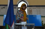 Electrice dans un bureau de vote de Tachkent, la capitale de l'Ouzbékistan, lors de l'élection présidentielle anticipée, le 9 juillet 2023