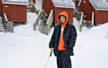 L'activiste inuit Seqininnguaq Lynge Poulsen et son chien Pablo le 24 mars 2021 devant sa maison Ă Nuuk, au Groenland