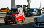 Une voiture électrique stationnée près d'une station d'essence à La Havane, le 25 mai 2022 à Cuba
