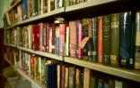 Des rayonnages de livres endommagés à la bibliothèque McMillan datant de l'époque colonial, le 24 juillet 2018 à Nairobi, au Kenya