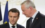 Le président Emmanuel Macron (G) écoute son ministre des Finances Bruno Le Maire (D) à l'Elysée, Paris, le mars 2023
