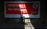 Une affiche électorale du Parti social-démocrate (SDP), la principale force d'opposition, promet: "La Croatie sans corruption", le 2 juillet 2020 à Zagreb