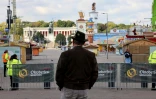Un passant regarde le site de l'Oktoberfest, la grande Fête de la bière à Munich, fermé aux touristes après des menaces sur sa sécurité le 1er octobre 2025 à Munich (sud de l'Allemagne) 