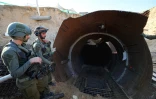 Des militaires israéliens lors d'une visite de presse d'un tunnel dont les forces israéliennes affirment qu'il est "le plus grand" que le Hamas ait creusé, le 15 décembre 2023 près du point de passage d'Erez entre Israël et le nord de la bande de Gaza