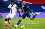 L'attaquant du PSG Kylian Mbappé (d) frappe et marque contre Dijon, le 24 octobre 2020 au Parc des Princes