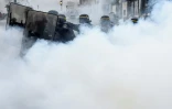 Des membres des forces de l'ordre dans un nuage de lacrymogène lors d'une manifestation contre la proposition de loi sécurité globale, le 16 janvier 2021 à Nantes
