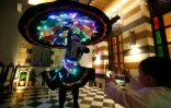 Le derviche tourneur Mouayyad al-Kharrat, 28 ans, danse avec sa robe éclairée dans un restaurant de la vieille ville de Damas, le 5 mai 2021