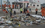 Des débris repêchés dans la mer, après l'accident de l'avion de Lion Air, dans le port de Jakarta, le 30 octobre 2018
