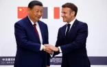 Le président français Emmanuel Macron (droite) serre la main de son homologue chinois Xi Jinping, le 6 mai 2024 à Paris