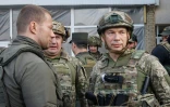 Le commandant en chef des forces ukrainiennes, le général Oleksandre Syrsky, alors chef des forces terrestres, rencontre des soldats ukrainiens en un lieu non précisé en Ukraine, le 4 octobre 2022