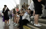 Des habitants réfugiés dans le métro pendant une attaque de missiles russes, le 16 juin 2023 à Kiev, en Ukraine