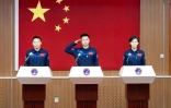 Les astronautes chinois Cai Xuzhe (g), Chen Dong (c) et Liu Yang lors d'une conférence de presse avant leur décollage à bord d'une fusée Longue-Marche 2F pour leur mission Shenzhou-14, le 5 juin 2022 au centre de lancement de Jiuquan, dans le nord-ouest de la Chine