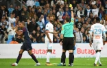A la 54e minute du jeu, Kylian Mbappé est averti à Marseille, le 22 octobre 2017