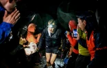 Le Britannique Tom Evans sous la pluie lors de l'UTMB, sur le tracé entre France, Italie et Suisse, le 30 août 2025