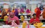 Des femmes travaillent dans une usine textile à Savar, à la périphérie de Dacca, le 13 avril 2023 au Bangladesh