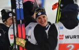 Julia Simon, tout sourire après la victoire de la France en relais mixte, aux Mondiaux de biathlon de Nove Mesto, le 7 février 2024