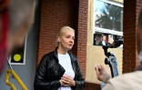 Ioulia Navalnaïa, l'épouse de l'opposant russe Alexeï Navalny, parle aux journalistes devant l'hôpital d'Omsk, le 21 août 2020